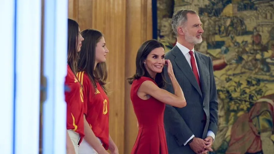 Letizia rescata su vestido rojo con cremallera de la firma Carolina Herrera para recibir a la selección española