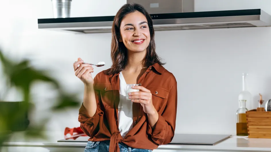 Un médico desvela qué tipo de yogur deberías tomar en la cena para controlar la grasa abdominal