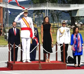 Letizia demuestra que 'menos es más' con un vestido sencillo pero muy elegante en la Escuela Naval de Marín