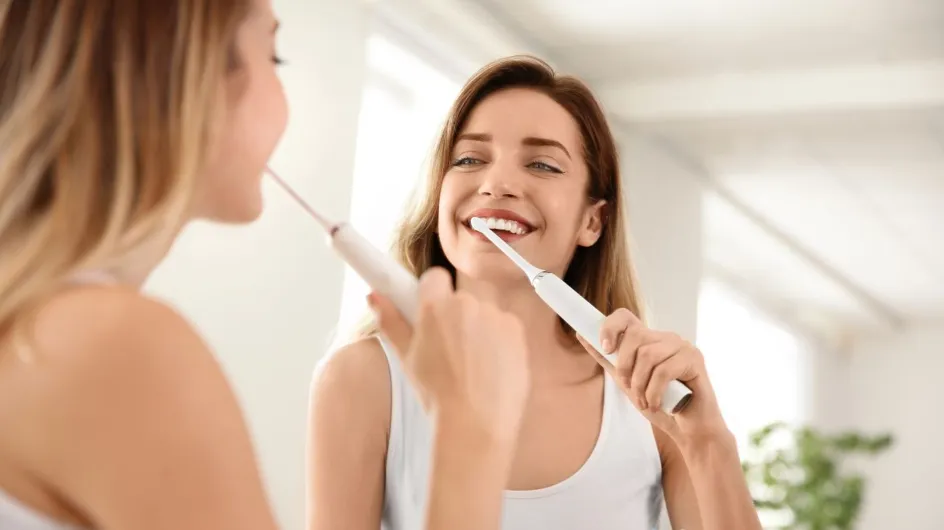 Ces 4 erreurs courantes avec une brosse à dent électrique qui empêchent de bien se laver les dents
