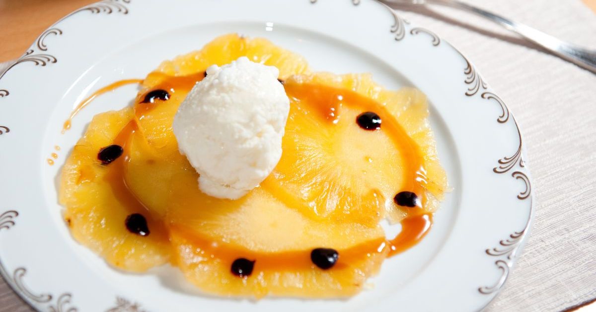 Cette recette de carpaccio d'ananas relevé au chili et son sorbet ...