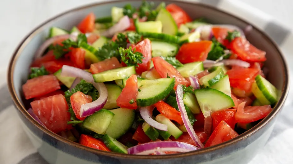 Salade d'été : voici pourquoi vous devriez éviter l'association tomate et concombre