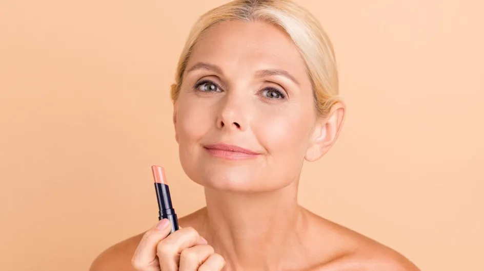 Maquillage après 50 ans : 6 nuances de rouge à lèvres "mémérisantes" à éviter selon les maquilleurs