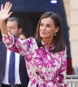 Letizia regresa a Barcelona con un elegante vestido camisero que amarán las mujeres de 50: midi, juvenil y favorecedor