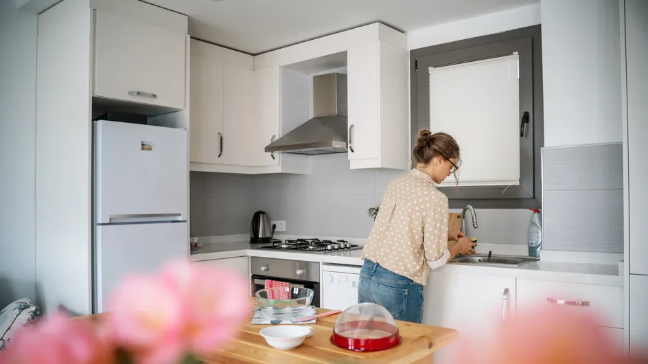 Por qué este mal hábito tan común en la cocina puede fomentar la proliferación de bacterias y cómo puedes prevenirlo