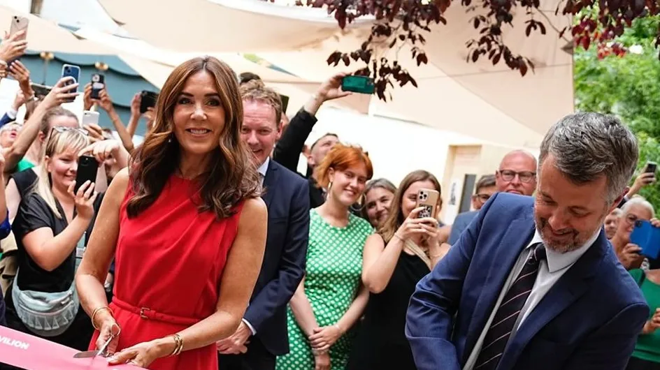 Mary de Dinamarca radiante con un espectacular mono rojo en París que amarán las mujeres de 50 elegantes y estilosas