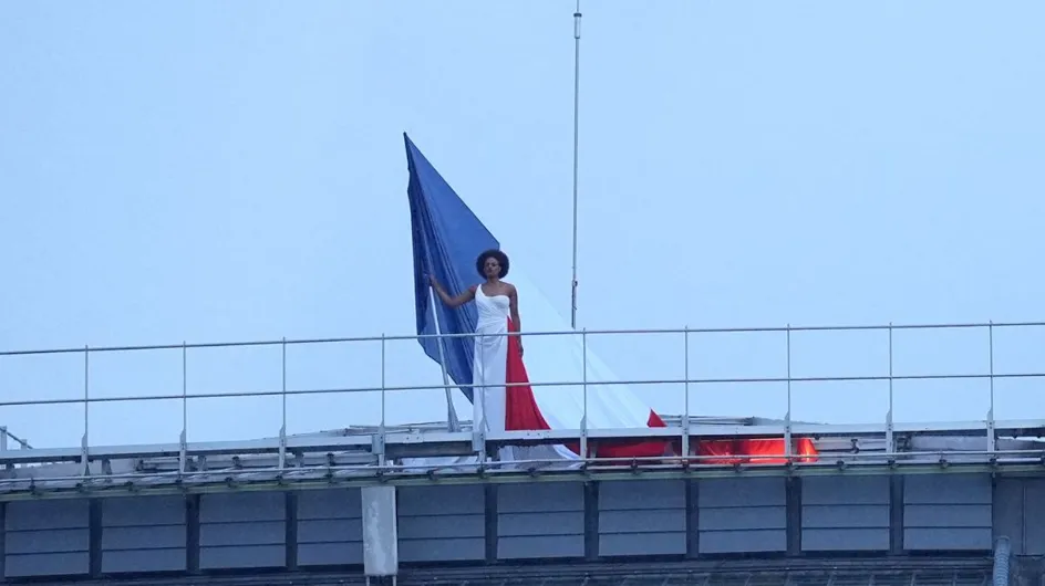 Qui est la chanteuse lyrique qui a sublimé "La Marseillaise" en robe bleu, blanc et rouge Dior aux JO ?