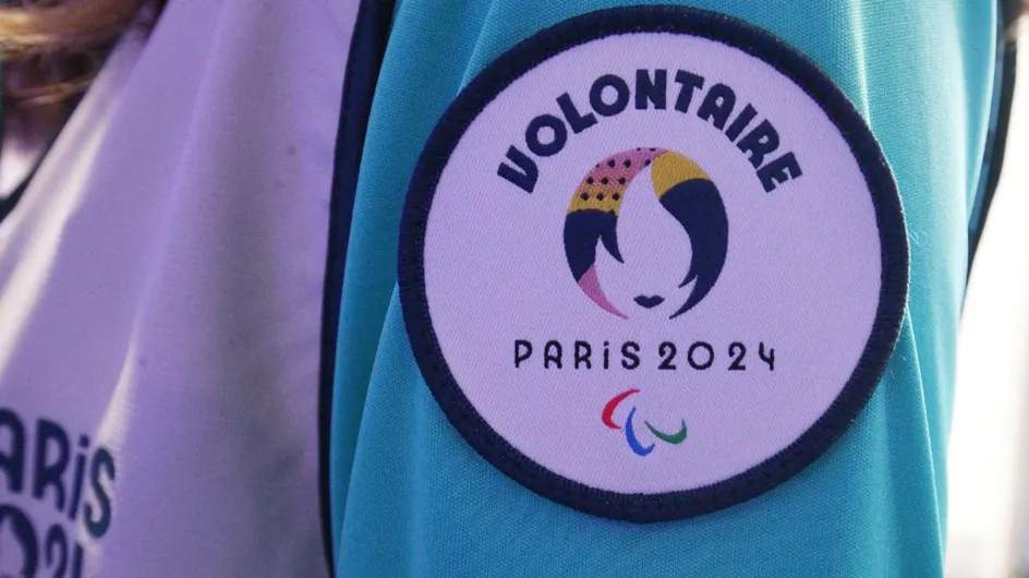 Cet accessoire de la tenue des volontaires de Paris 2024 très stylé fait le buzz : peut-on l'acheter ?