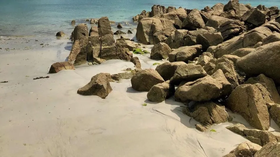 Oubliez les Seychelles, cette plage secrète est un véritable paradis perdu dans le Finistère