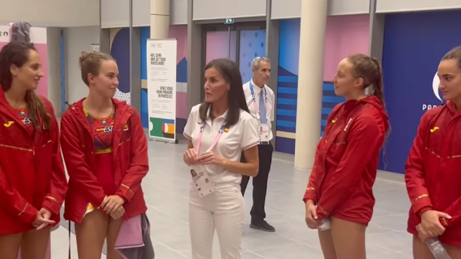 Letizia regresa a París con un look 'total white' de la equipación olímpica española firmado por la marca deportiva Joma