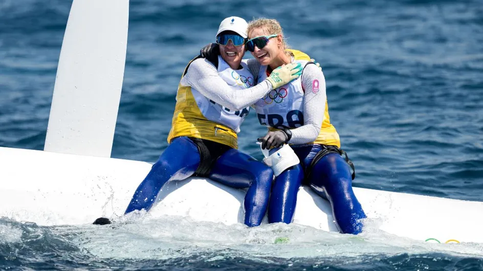 VIDEO - Double demande en mariage pour Charline Picon et Sarah Steyaert, juste après leur médaille de bronze