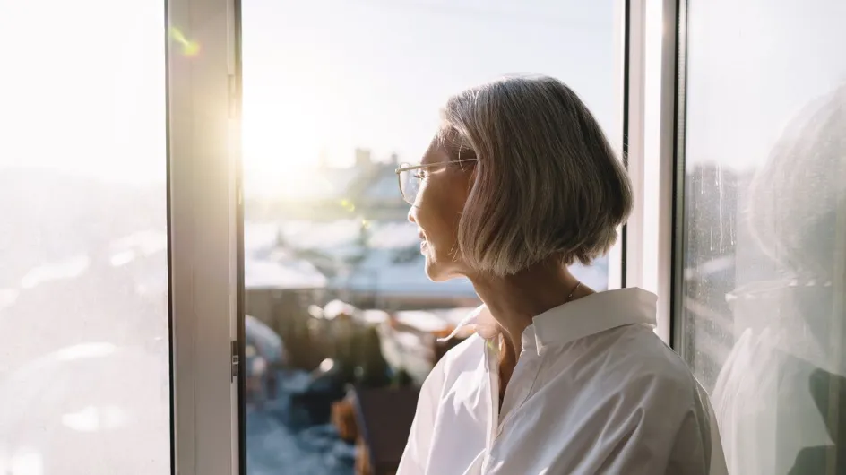 Cheveux gris : 5 gestes à adopter pour sublimer une chevelure poivre et sel sans l'effet "mémérisant", selon un coiffeur