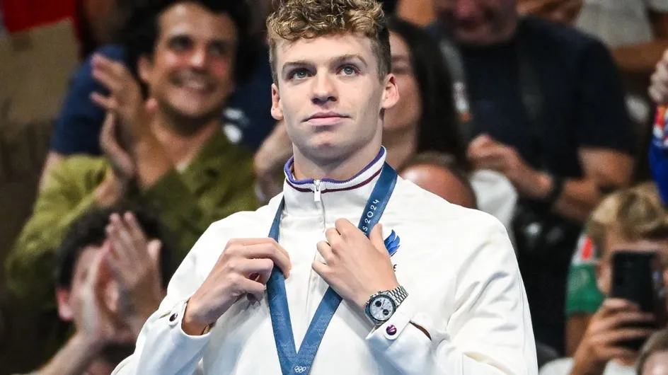 Jeux Olympiques : Léon Marchand, le champion de natation en charmante compagnie. Avec qui a-t-il célébré ses exploits ?