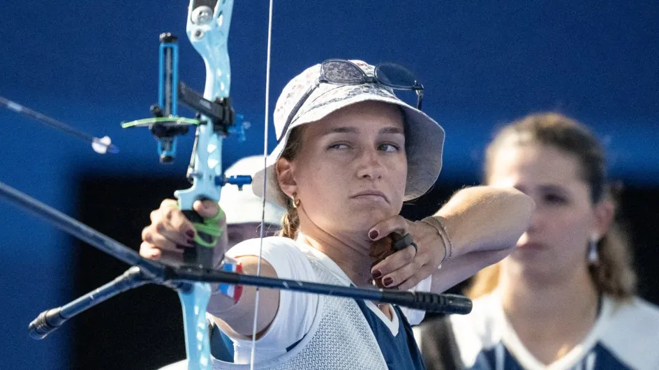 Paris 2024 : “Fière”, Lisa Barbelin écrit l’histoire avec une première médaille pour le tir à l’arc féminin français