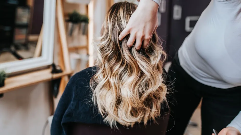 “Je suis coiffeur et voici les pires habitudes à avoir, celles qui abîment le plus vos cheveux” (Fini les soins onéreux)