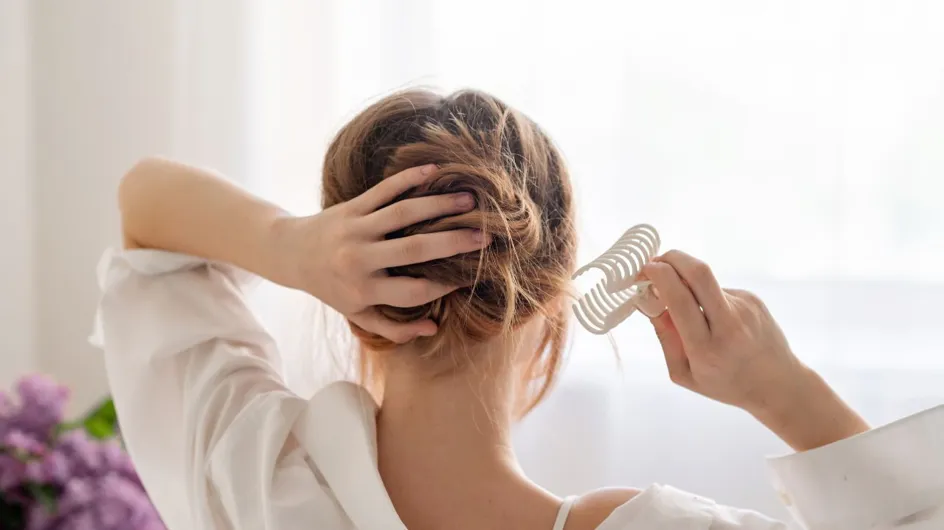 Canicule : l'astuce géniale d'une coiffeuse pour attacher ses cheveux avec une pince et évitez les coups de chaud