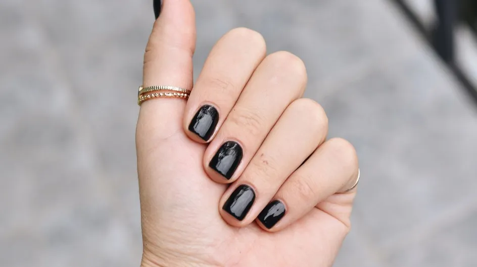 Manucure "BlackBerry nails" : voici la couleur de venis ultra-tendance de l'été (et aussi de la rentrée !)