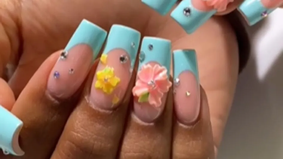 Hibiscus nails : cette manucure délirante est très tendance en ce mois d'août