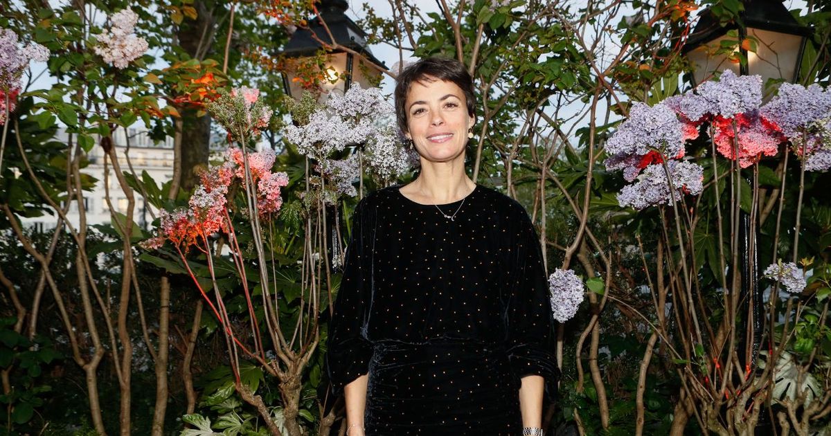 Bérénice Bejo : élégante en robe, elle prouve que le col montant est le must-have de la saison