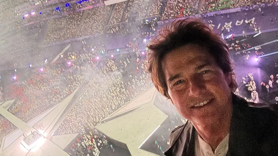 Tom Cruise recrea su salto de 'Misión Imposible' en el cierre de París 2024 y lleva la bandera olímpica a Los Ángeles