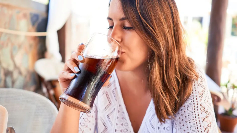 Ces boissons jugées “rafraîchissantes” sont pourtant à bannir quand il fait chaud selon un médecin (elles déshydratent)