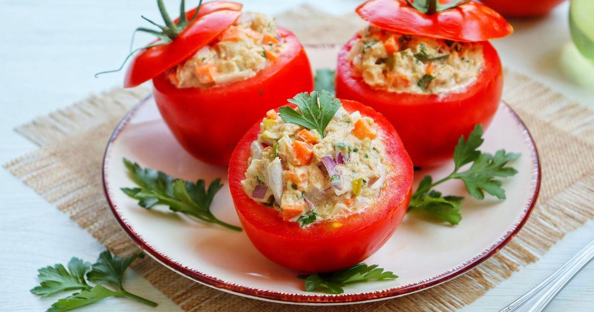 Cette recette de tomate farcie au thon et à l’avocat est la recette la