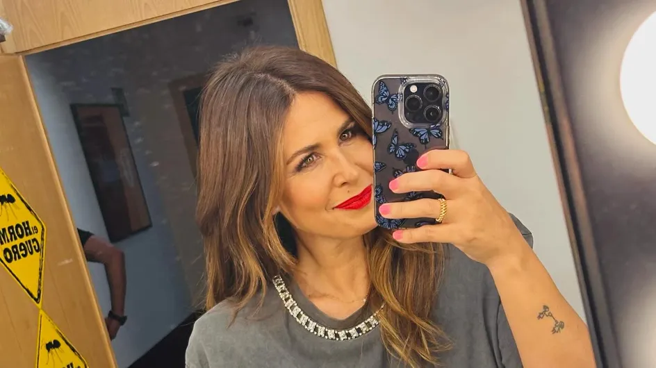 Nuria Roca al natural: sin maquillaje, con melena rizada y un vestido que potencia su bronceado