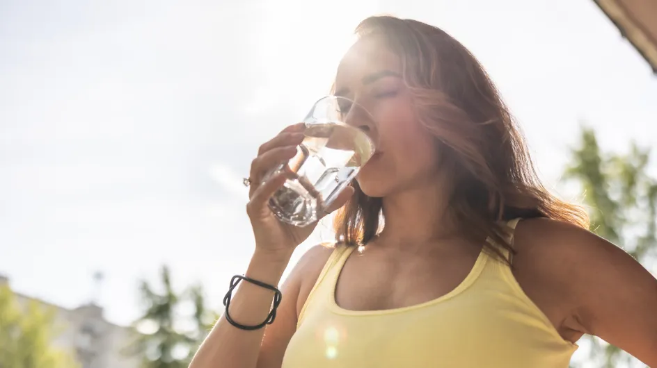 El hábito común con agua que podría aumentar las bacterias en tu cuerpo