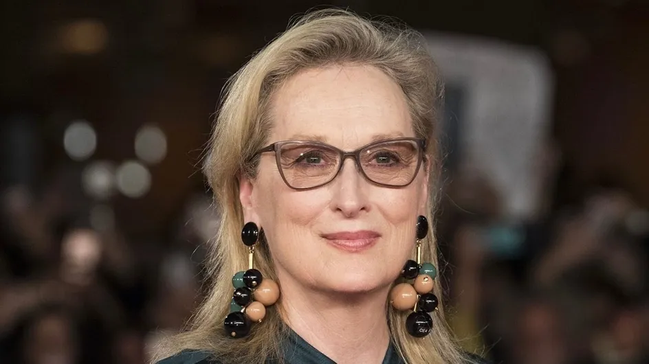 Meryl Streep brilla a sus 75 años con un vestido camisero combinado con accesorios que son pura estética años 90 y 2000