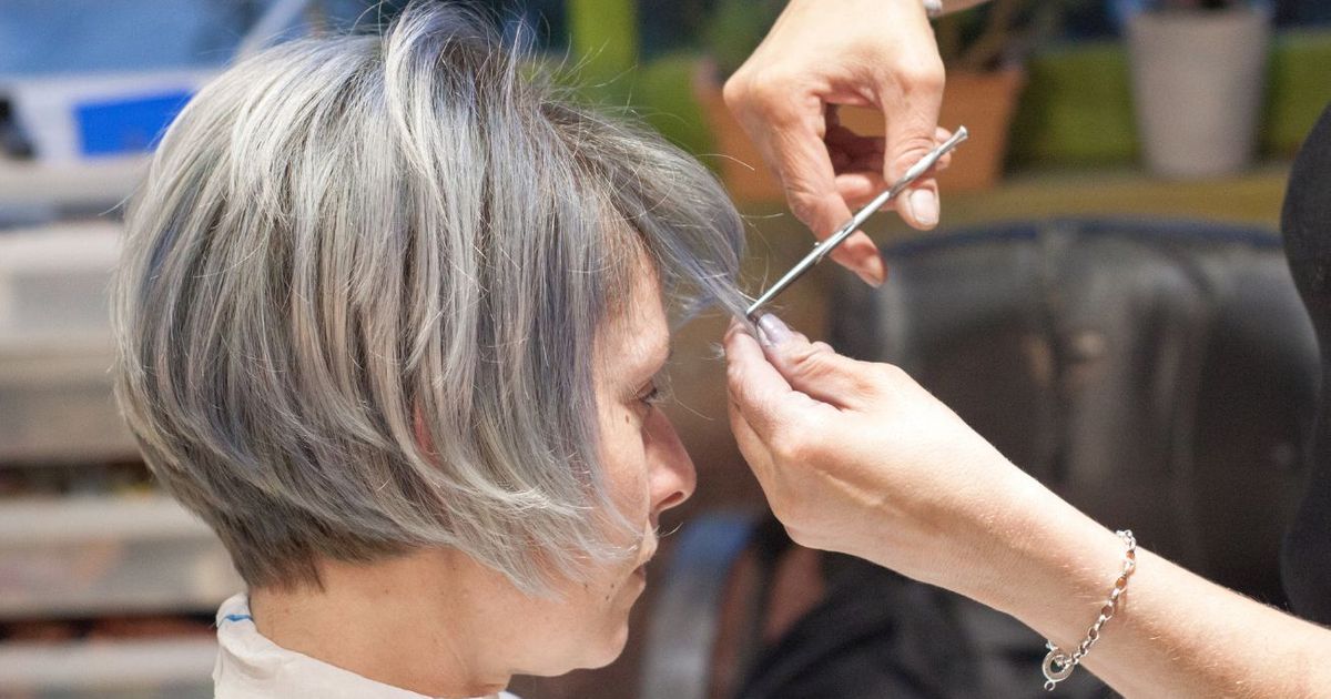 Coupe de cheveux après 50 ans : voici la “pire longueur”, celle qui