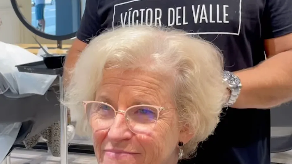 Una mujer se quita 10 años de encima con este moldeador suave que define sus rizos a partir de los 60