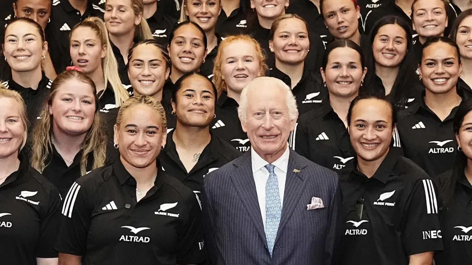 Carlos III se salta el protocolo real con las jugadoras de rugby de Nueva Zelanda: la imagen que nadie esperaba ver