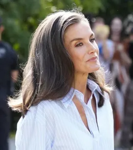 Letizia sorprende con una camisa con aberturas y corte cropped de Mango: muy juvenil y en tendencia