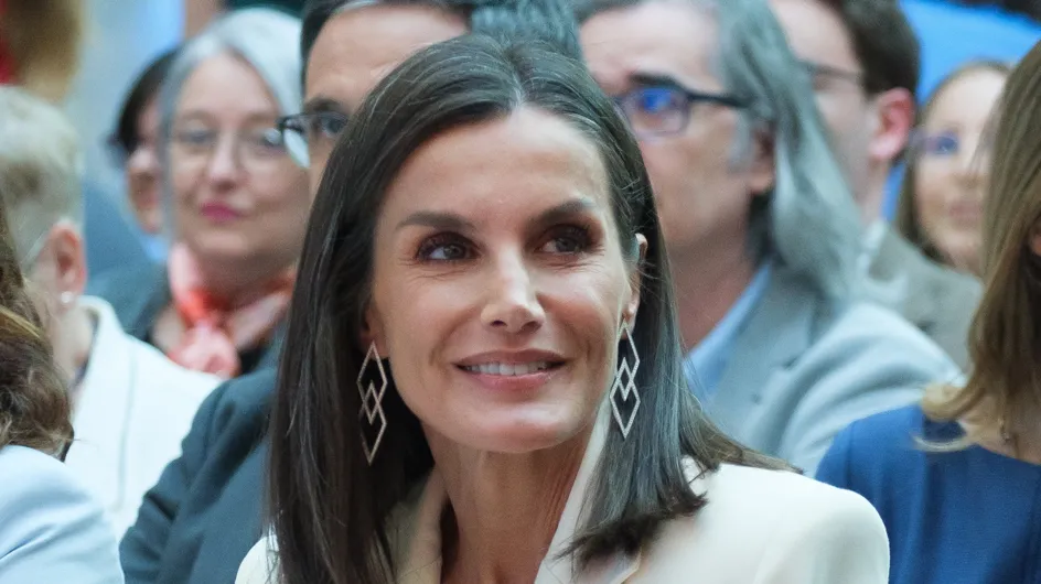 Letizia rescata su look más dulce en su regreso a los micrófonos: el dos piezas lila que nunca pasa de moda