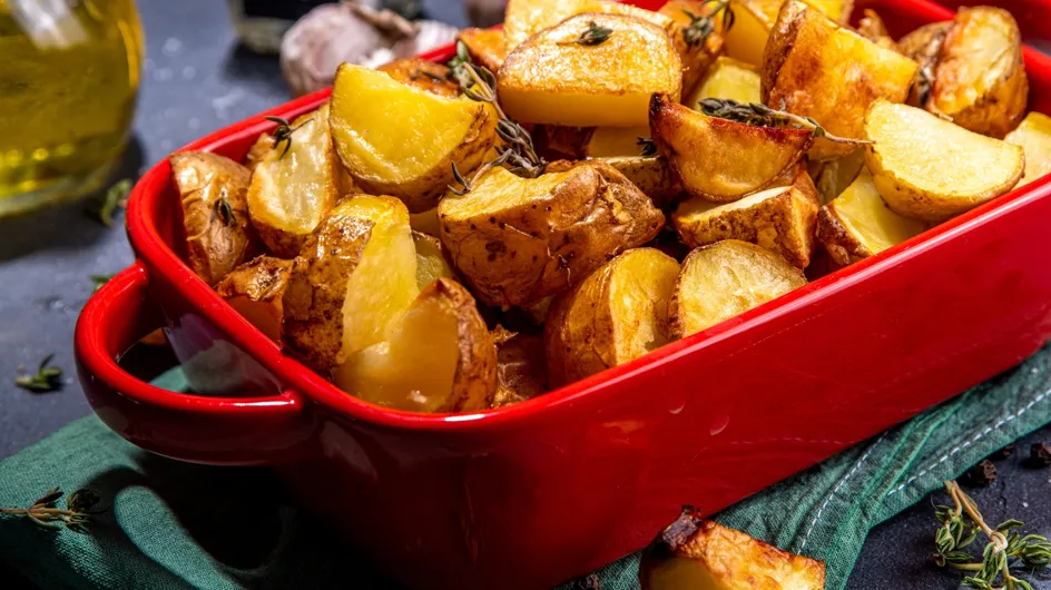 Patatas al horno, una receta de guarnición clásica y deliciosa con la que sorprender a tus invitados