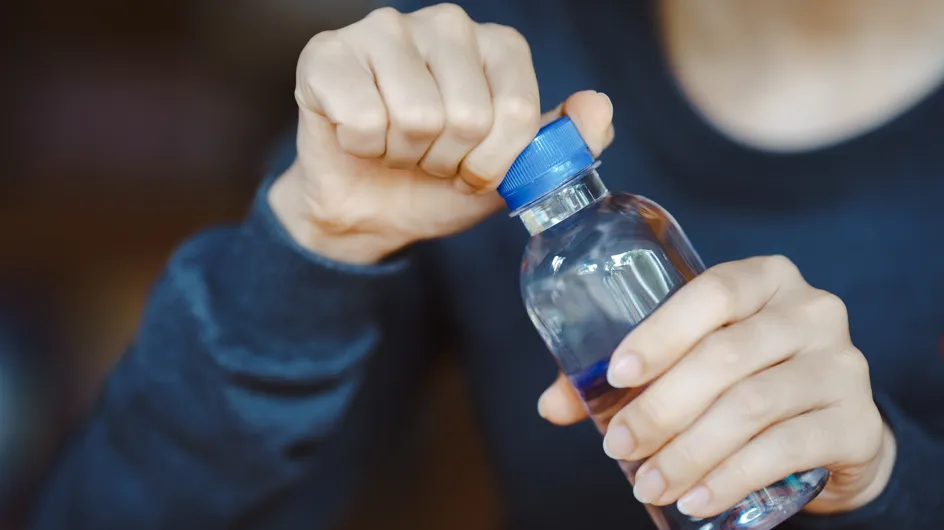 ¡Cuidado! Este mal hábito con tu botella de agua favorece la aparición de bacterias