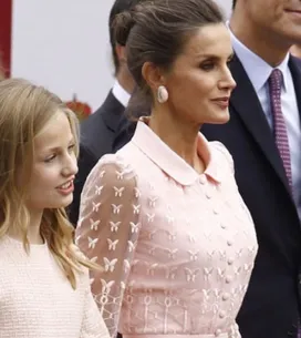 El look de Letizia en el Día de la Hispanidad que sigue siendo tendencia este 2024: camisero y con transparencias