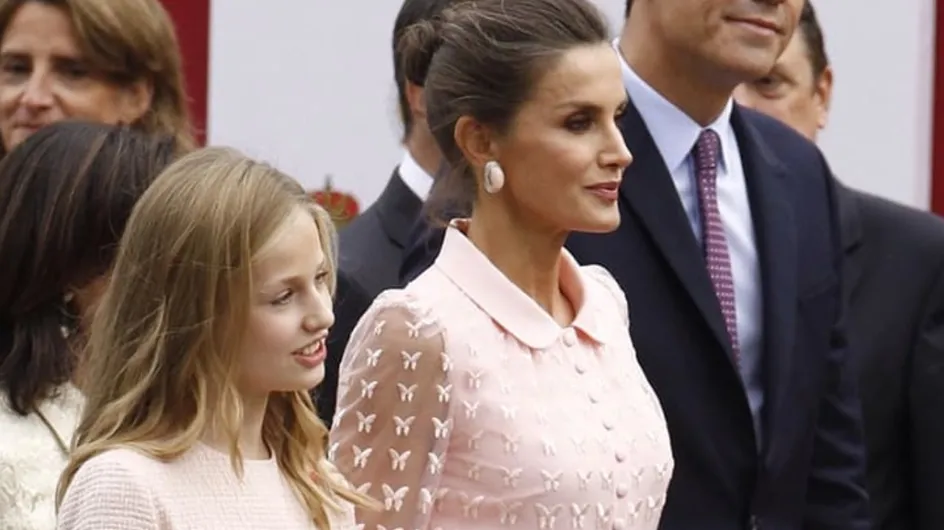 El look de Letizia en el Día de la Hispanidad que sigue siendo tendencia este 2024: camisero y con transparencias