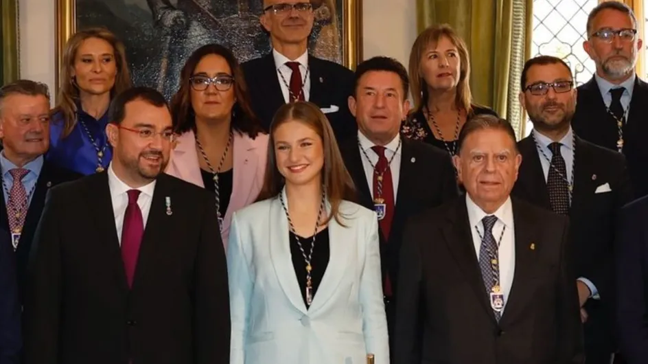 Leonor toma prestados los pendientes estrella de Letizia y brilla con su look en los Premios Princesa de Asturias