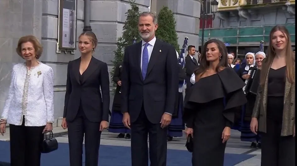 Letizia, impresionante con un vestido negro de corte asimétrico y enormes volantes en los Premios Princesa de Asturias