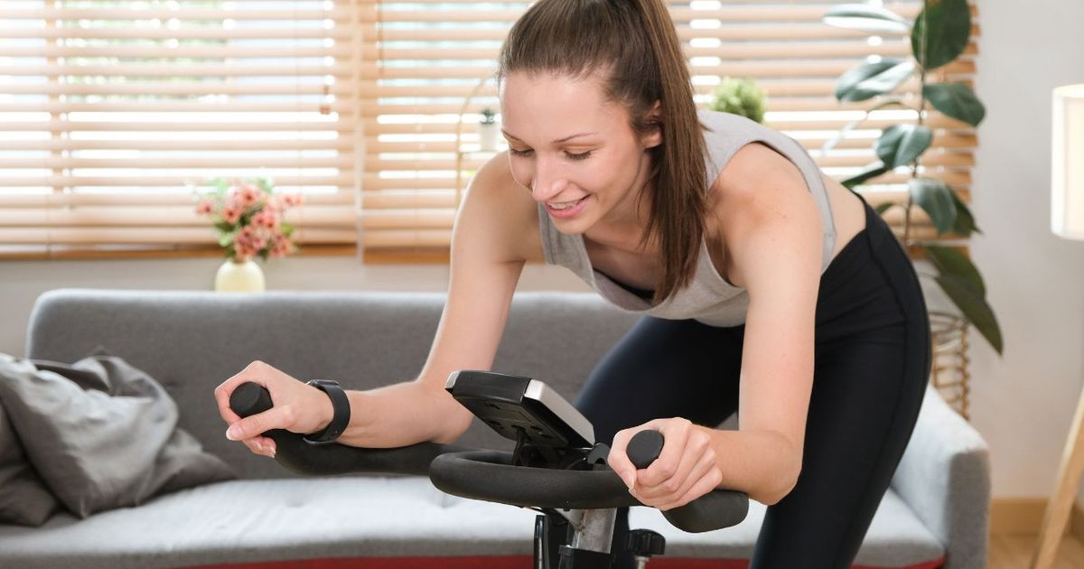 Vélo d'appartement : voici la meilleure façon de l’utiliser pour perdre