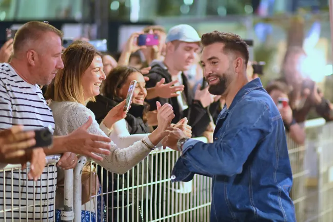 Kendji Girac signe des autographes aux NRJ Music Awards 2024