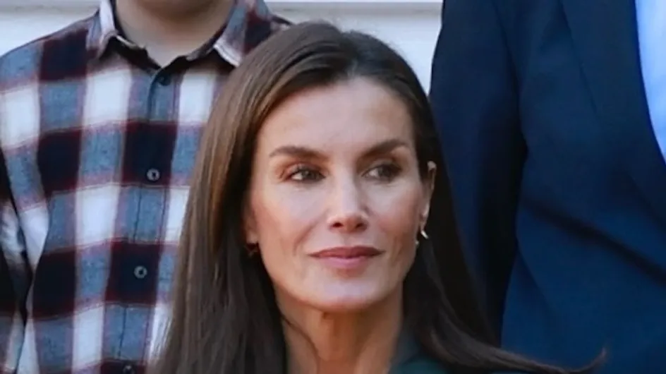 Letizia muestra su apoyo a una empresa valenciana afectada por la DANA con un gesto de solidaridad en su último evento