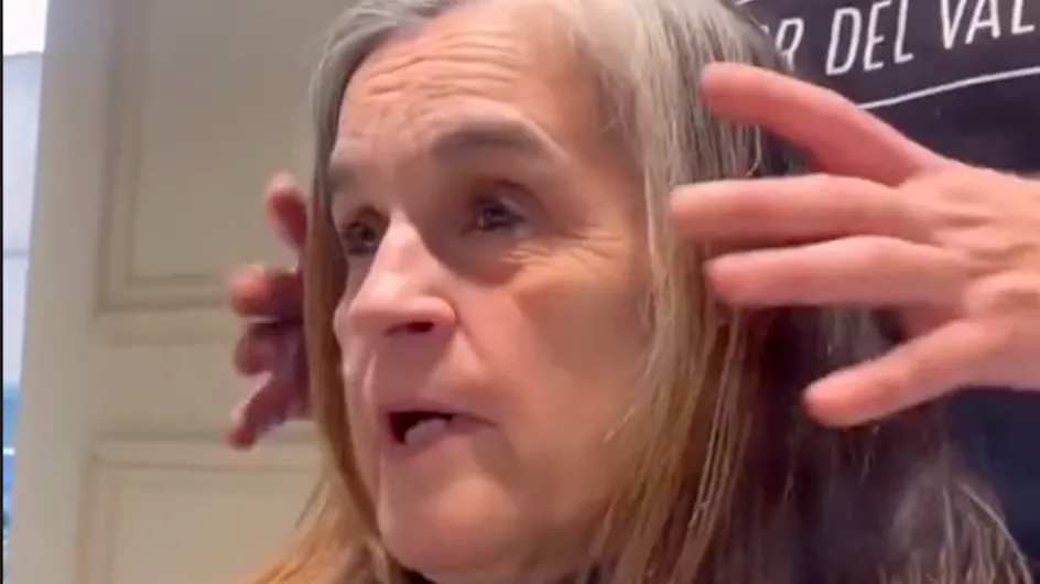 Una mujer se quita 10 años de encima con el corte de pelo pixie muy rejuvenecedor después de los 60