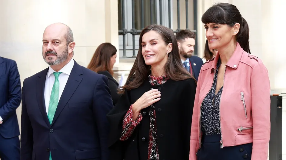 Letizia apuesta por el abrigo capa más elegante y hace un nuevo guiño a Valencia con sus joyas en su último acto público