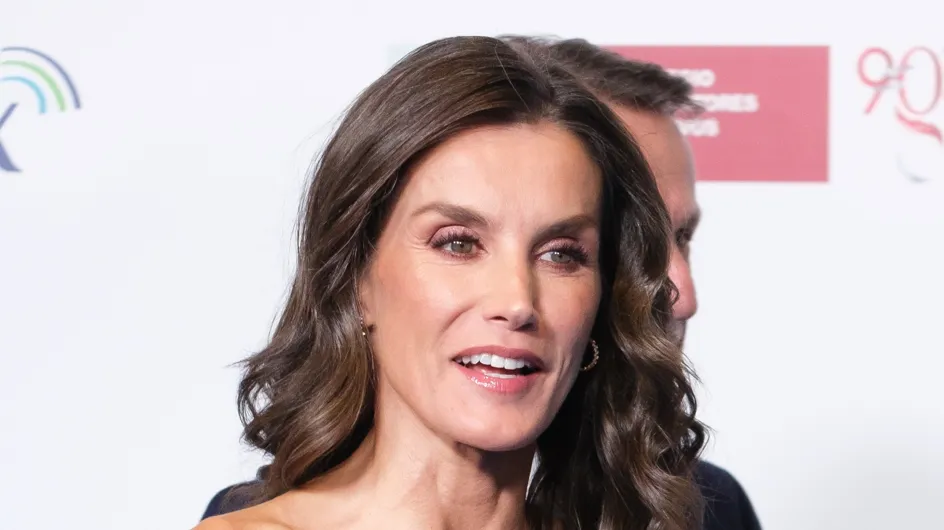 Letizia brilla con un vestido de escote asimétrico y corte midi en los Premios Internacionales de "El Mundo"