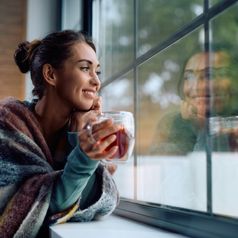 5 trucos sencillos (y sostenibles) para mantener tu casa calentita y acogedora este invierno sin subir la calefacción