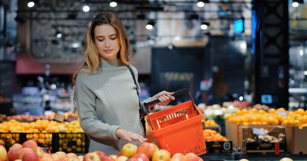 Voici les 3 fruits les plus contaminés par les pesticides en France, selon une nouvelle étude (à acheter bio)