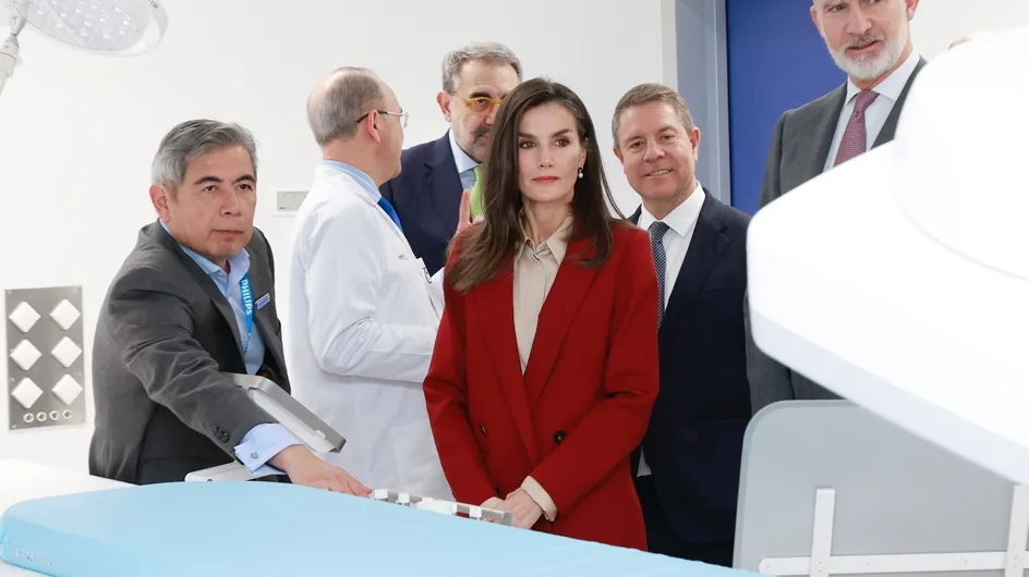 El clon low cost del traje navideño de Letizia está en H&M y arrasará en fiestas entre las mujeres elegantes de 50