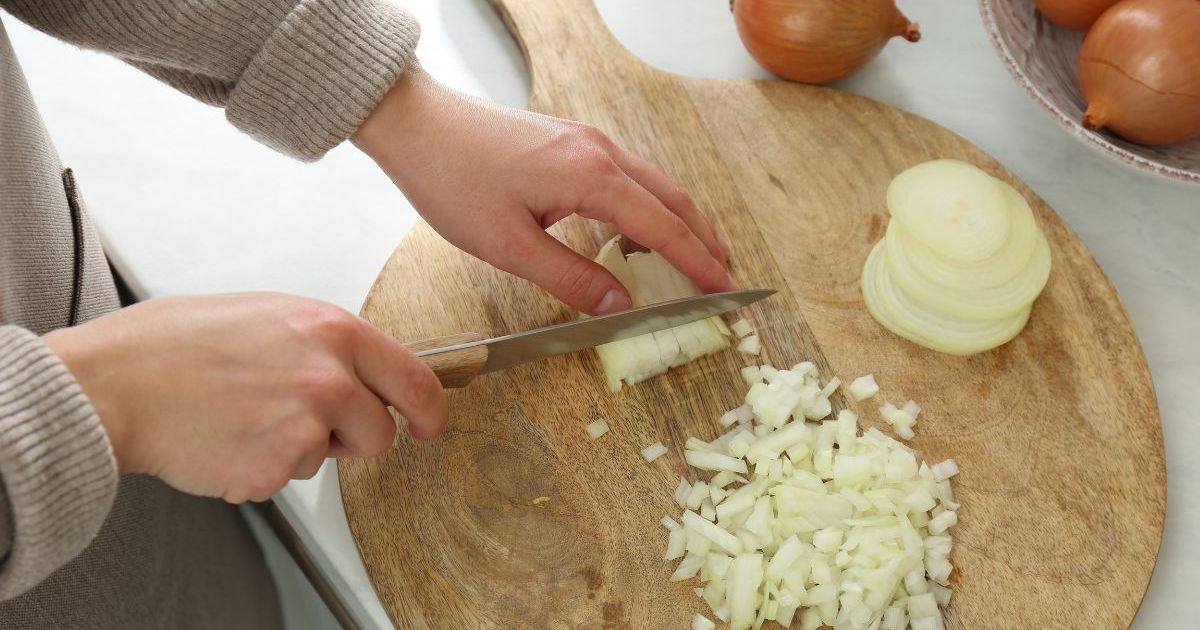 Avez-vous pensé à cet ustensile de cuisine pour ciseler vos oignons à ...